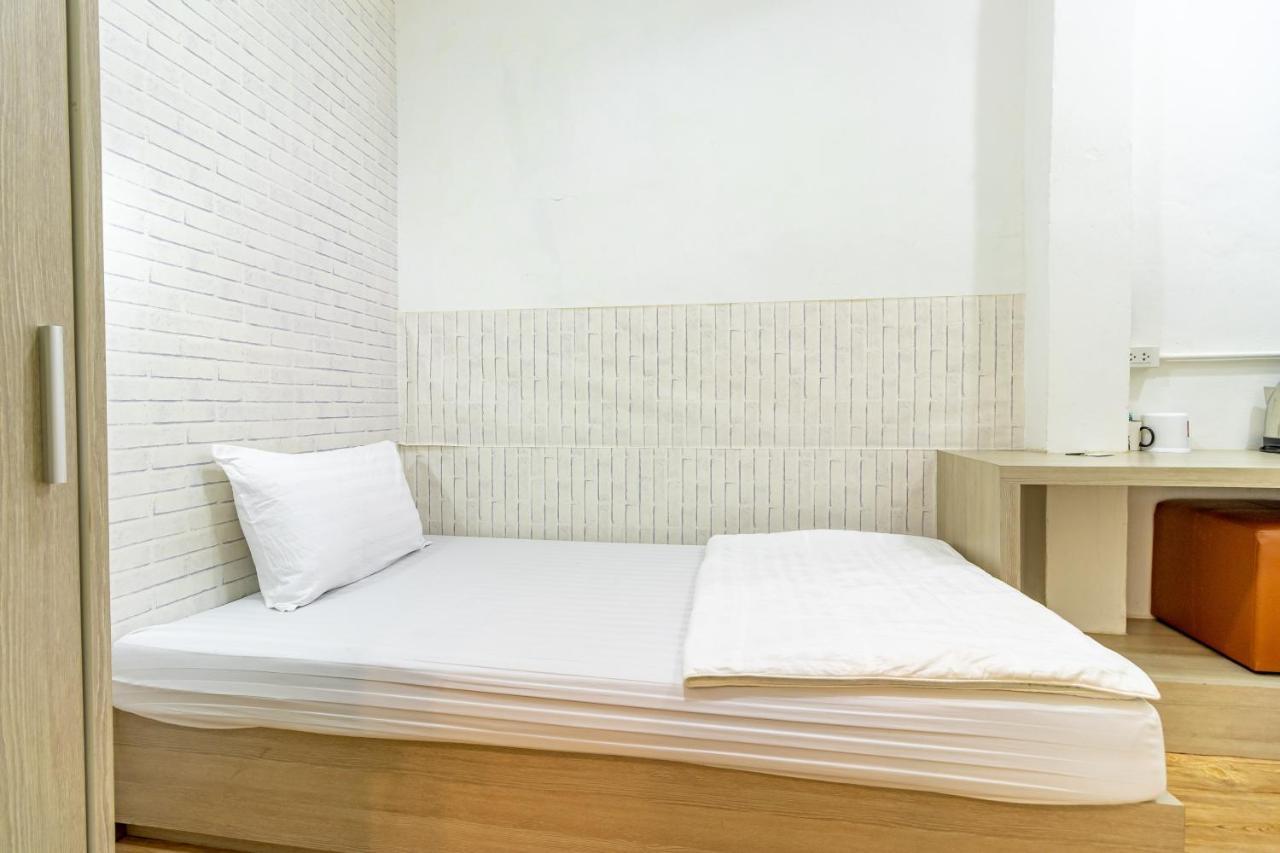Ze Residence Bang Aor Station Bangkok Exterior photo